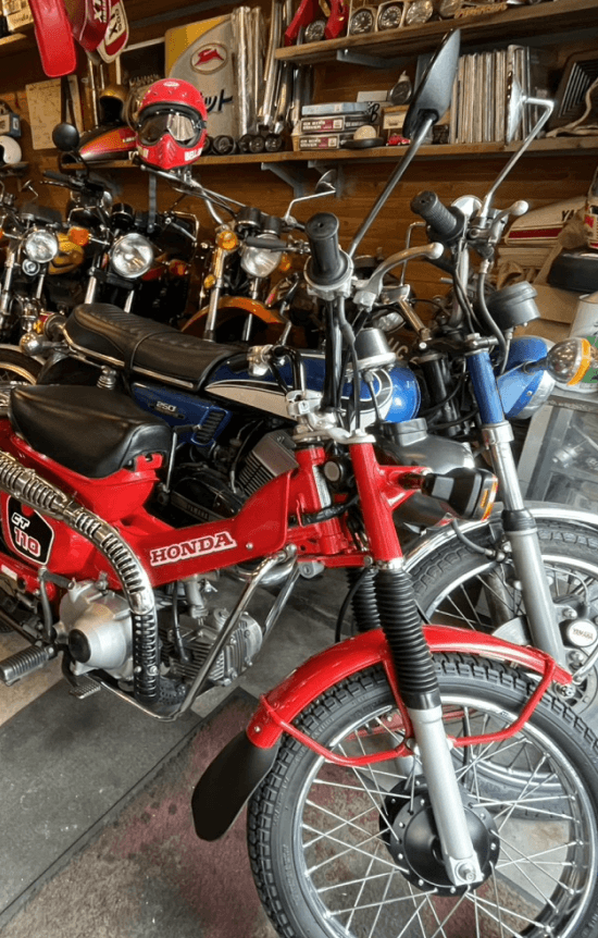 店内に並ぶ複数のバイク