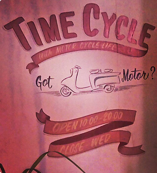 店舗の壁に描かれたロゴイラスト