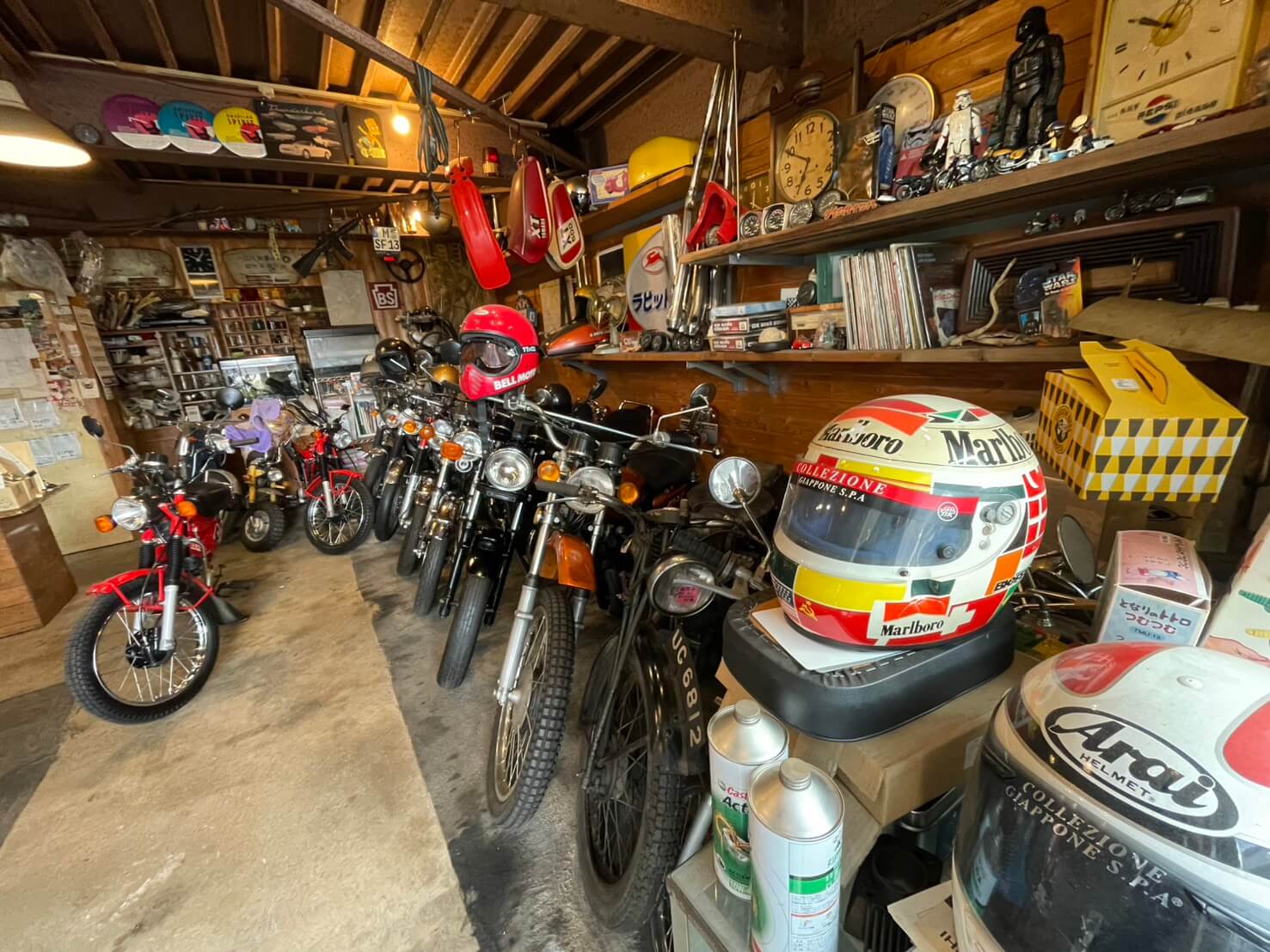 タイムサイクルの店内に並ぶ中古バイク