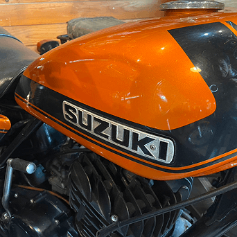 SUZUKIのロゴ部分