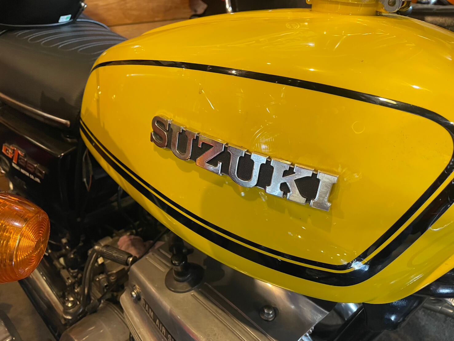 SUZUKIのロゴ部分